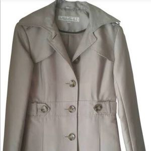 Kenneth Cole beige button down trench coat